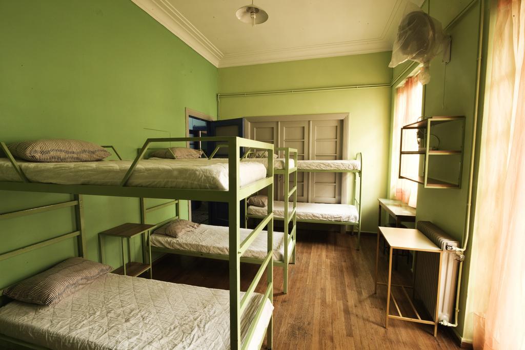 אתונה Pagration Youth Hostel מראה חיצוני תמונה